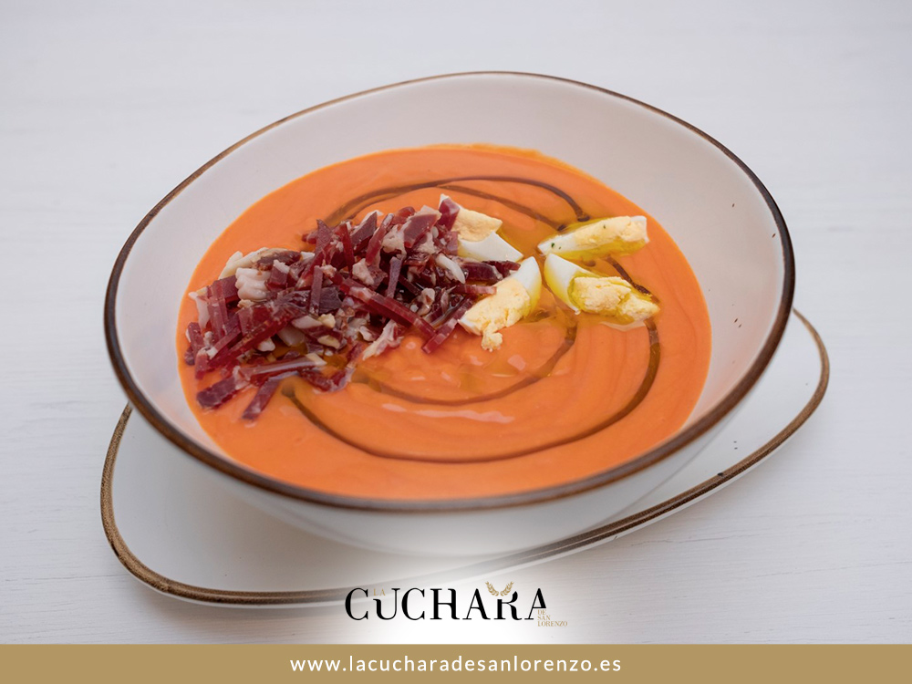 Pan, tomate, ajo, AOVE y frío. Así es el salmorejo cordobés: sencillo, intenso y lleno de historia. Un clásico que en Córdoba sabe a verdad.

☎️ Llámanos al 𝟗𝟓𝟕 𝟒𝟕𝟕 𝟖𝟓𝟎 y que no te lo cuenten.

📍 C/ Arroyo de San Lorenzo, 2. Córdoba. España.