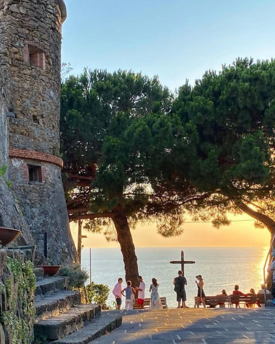 📖 Le #CinqueTerre custodiscono luoghi di riferimento per la cultura ligure 

🏰 Come il #CastellodiRiomaggiore nella che offre panorami indimenticabili sul mare, intreccia letteratura e cinema nella rassegna “Castello di parole”

📸 @kkatsetravels @bohemian_rain <a href="/eeveewonder/">Eevee</a>
