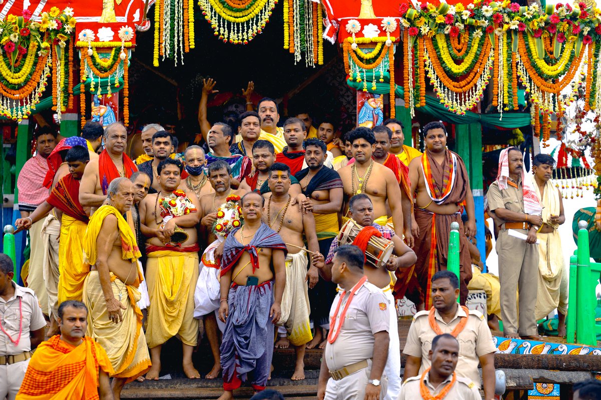 ବିଜେ ପ୍ରତିମା ପ୍ରଭୁ ଶ୍ରୀମଦନ ମୋହନ ଓ ରାମକୃଷ୍ଣ ରଥକୁ ବିଜେ ହୋଇଛନ୍ତି।
Lord Shree Madanamohana &amp;Rama Krushnawere brought to the Ratha in a ceremonial Pahandi Bije. 

#RathaJatra2025 #RathaYatra2025 #ShreeJagannathaDhaam