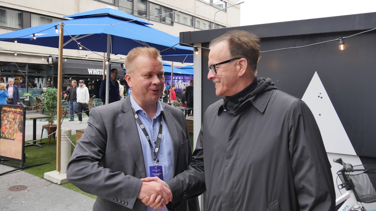 Omakotiliitto on tänäkin vuonna ollut mukana SuomiAreenassa Porissa viemässä päättäjille viestiä hyvän asumisen teemoista. Omakotiliiton puheenjohtaja Jukka Malila tapasi Porissa yhteiskuntamme päättäjiä, mm. Keskustan puheenjohtajan <a href="/anttikaikkonen/">Antti Kaikkonen</a> omakotiliitto.fi/uutiset/2025/0…