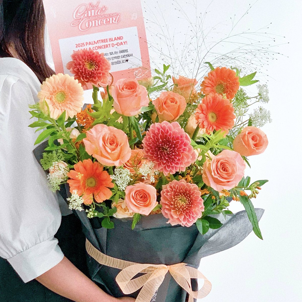 🎼

𝐏𝐀𝐋𝐌𝐓𝐑𝐄𝐄 𝐈𝐒𝐋𝐀𝐍𝐃
𝟑𝓻𝓭 𝐆𝐀𝐋𝐀 𝐂𝐎𝐍𝐂𝐄𝐑𝐓 𝐃-𝐃𝐀𝐘

세 번째 갈라 콘서트를 축하하며 준수 배우님을 위한 플라워박스를 준비해드렸어요♡

아름다운 선율과 함께하는 빛나는 여름밤. 같은 꿈을 꾸고 있는 우리들의 안락한 터전에서 무대 위, 김준수 배우님을 응원합니다.ᐟ