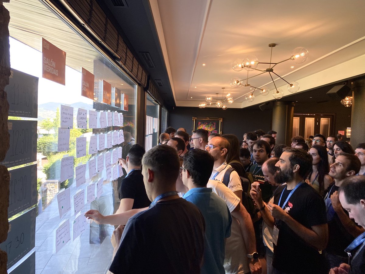 DE-MO-CRA-CIA 
El pueblo está eligiendo 😅

#SCPNA #MakeItMatter