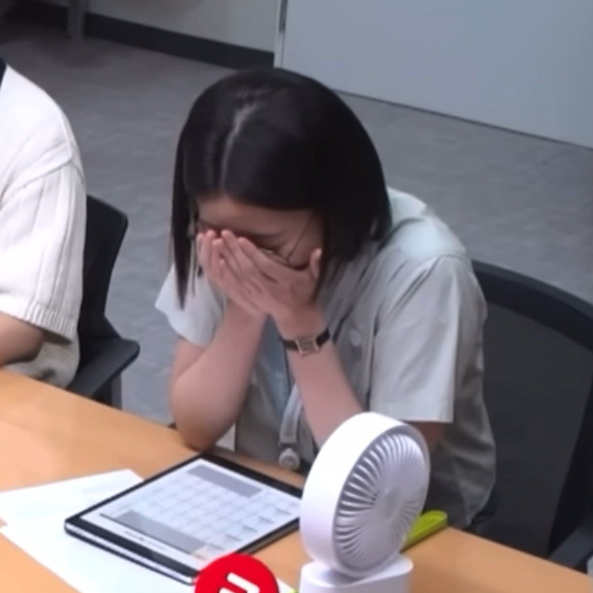 둘이 집에서 논문보다가 재일이 부르면서 쳐다봤는데 언제 쓴지 모르는 뿔테 쓴 재일이 보고 얼굴 빨개지면..
“야 엄재ㅇ..”
“어?? 왜 사비야~”
“…”
“뭐야 김사비 왜 얼굴 빨개져 어디 아파.?”
“아니 너가 너무 잘생ㄱ..아.”
“뭐야 사비사비 나한테 반한거야~~?”
“아니야! 조용히 하고 공부나 해..”