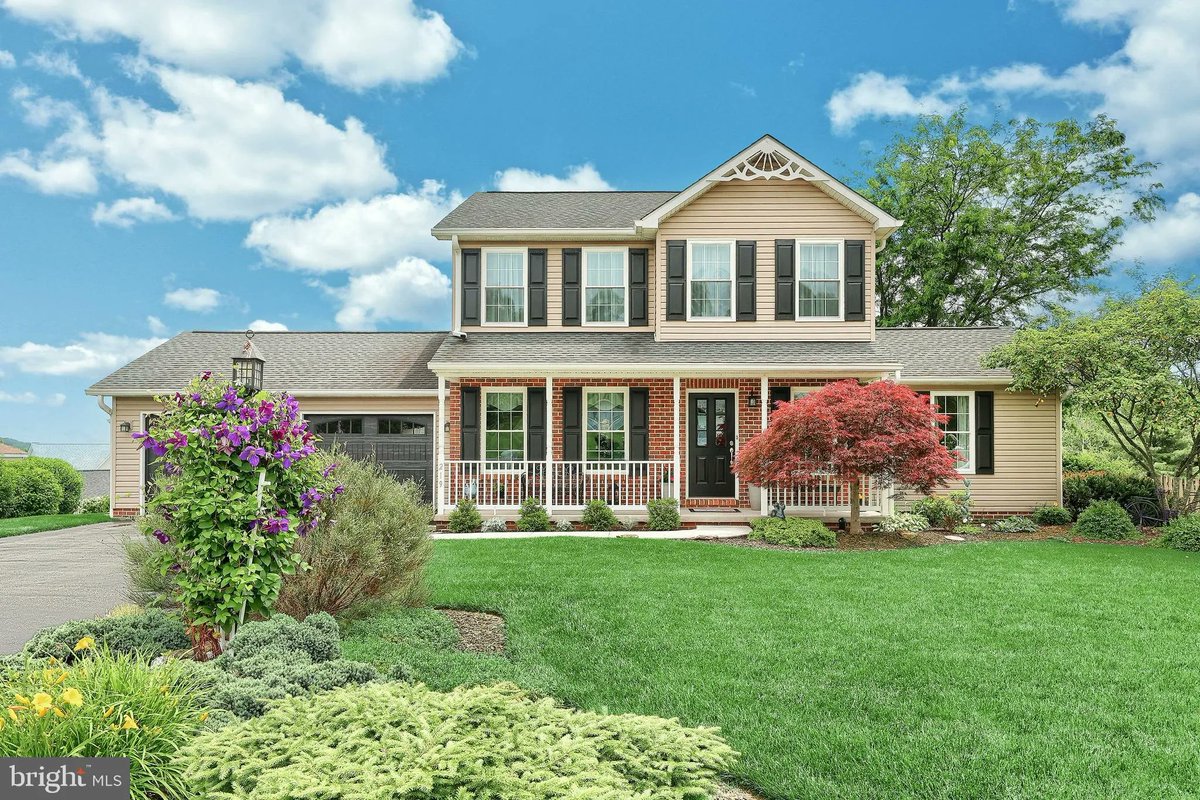 GinterGroup's tweet image. 219 Runningboard Road, Stewartstown, PA, 17363
3 bed | 3 bath 2206 Sq. Ft.
Active | 409900
bit.ly/3I2uPmo
Step into timeless elegance with this beautifully maintained 2-story Colonial, where attention to detail shines in every inch of the home. From the moment you...