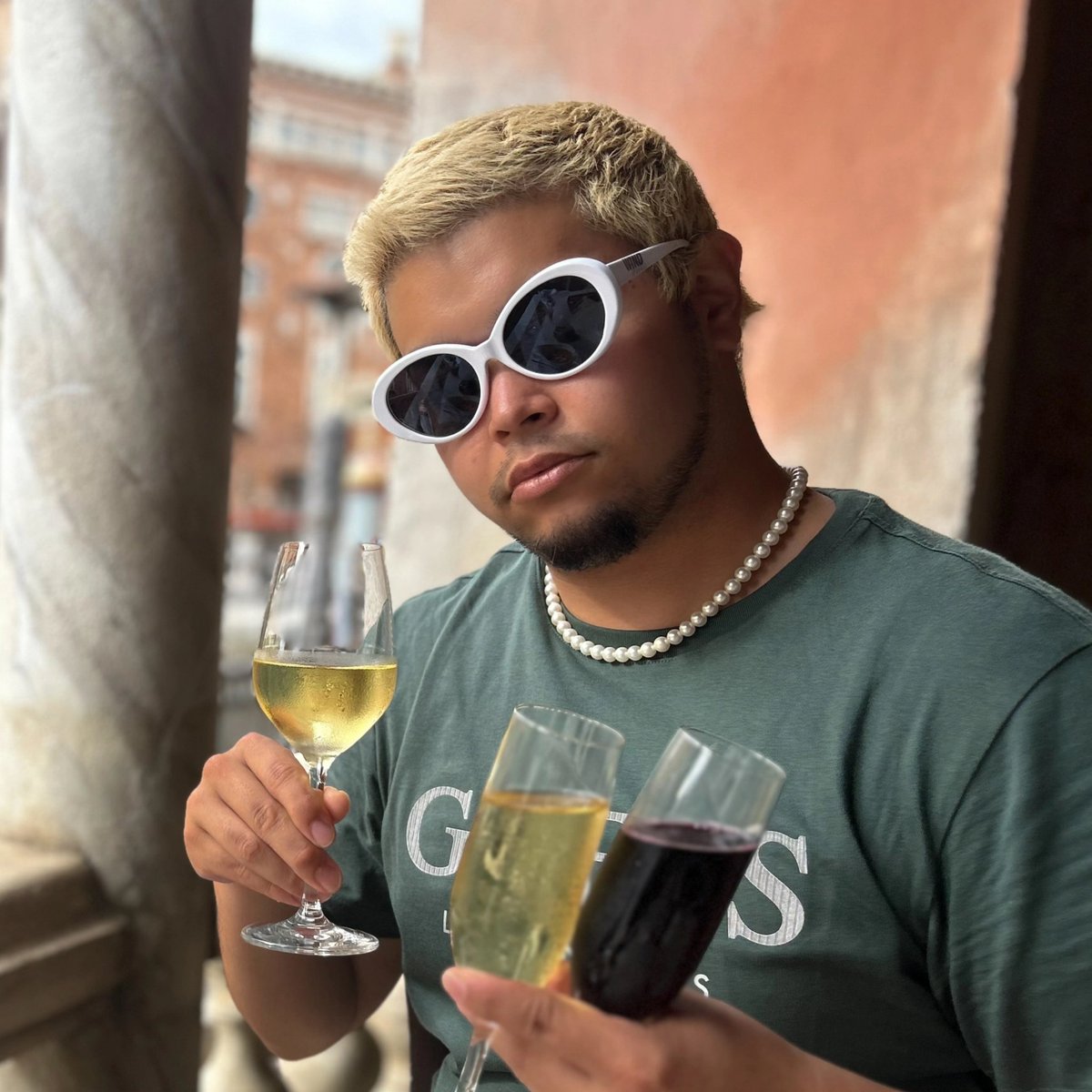 同一人物とは思えない口元を隠すか目元を隠すか