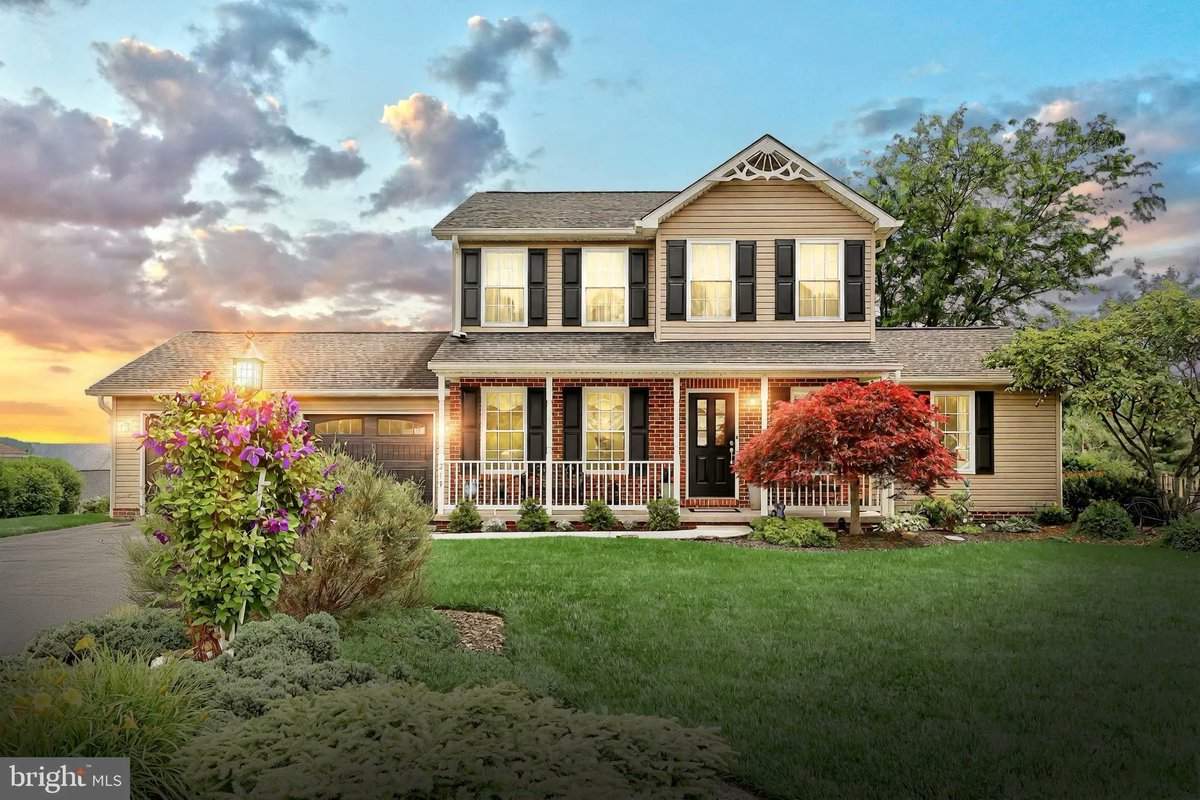 GinterGroup's tweet image. 219 Runningboard Road, Stewartstown, PA, 17363
3 bed | 3 bath 2206 Sq. Ft.
Active | 409900
bit.ly/3I2uPmo
Step into timeless elegance with this beautifully maintained 2-story Colonial, where attention to detail shines in every inch of the home. From the moment you...