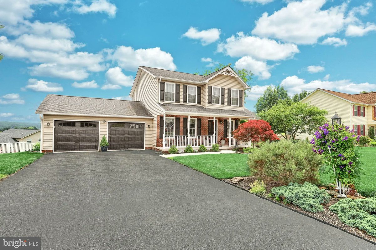 GinterGroup's tweet image. 219 Runningboard Road, Stewartstown, PA, 17363
3 bed | 3 bath 2206 Sq. Ft.
Active | 409900
bit.ly/3I2uPmo
Step into timeless elegance with this beautifully maintained 2-story Colonial, where attention to detail shines in every inch of the home. From the moment you...