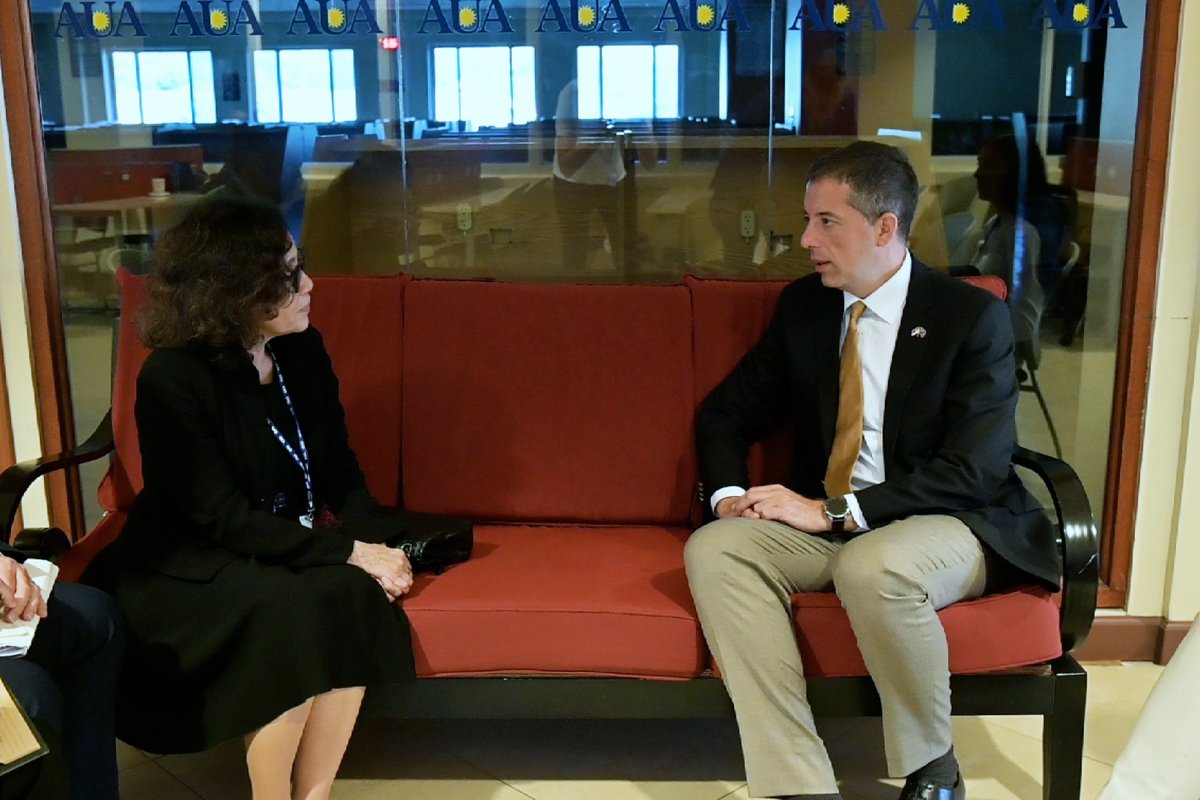 MFASerbia's tweet image. Министар спољних послова @markodjuric разговарао је на маргинама #OASAssembly са амбасадорком Маријом Лауром да Рошом, генералном секретарком Министарства спољних послова Федеративне Републике Бразил @Itamaraty_EN.

Министар Ђурић је, на састанку одржаном у Антигви и Барбуди,