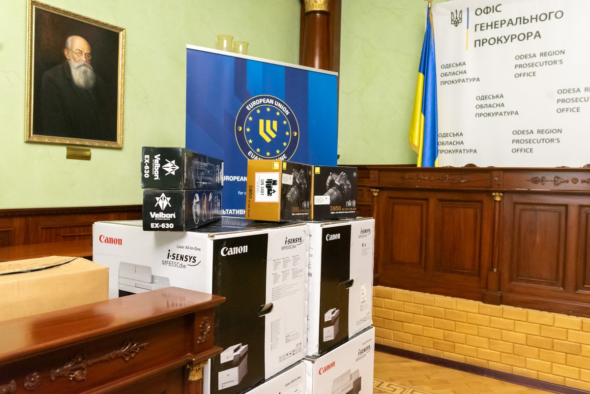 EUAM_Ukraine's tweet image. Last week, we handed over critical IT equipment to the War Crimes Department of Odesa Regional Prosecutor’s Office. The support, delivered with backing of Sweden’s Civil Contingencies Agency @MSBse, will strengthen 🇺🇦’s capacity to collect&process evidence efficiently&securely.