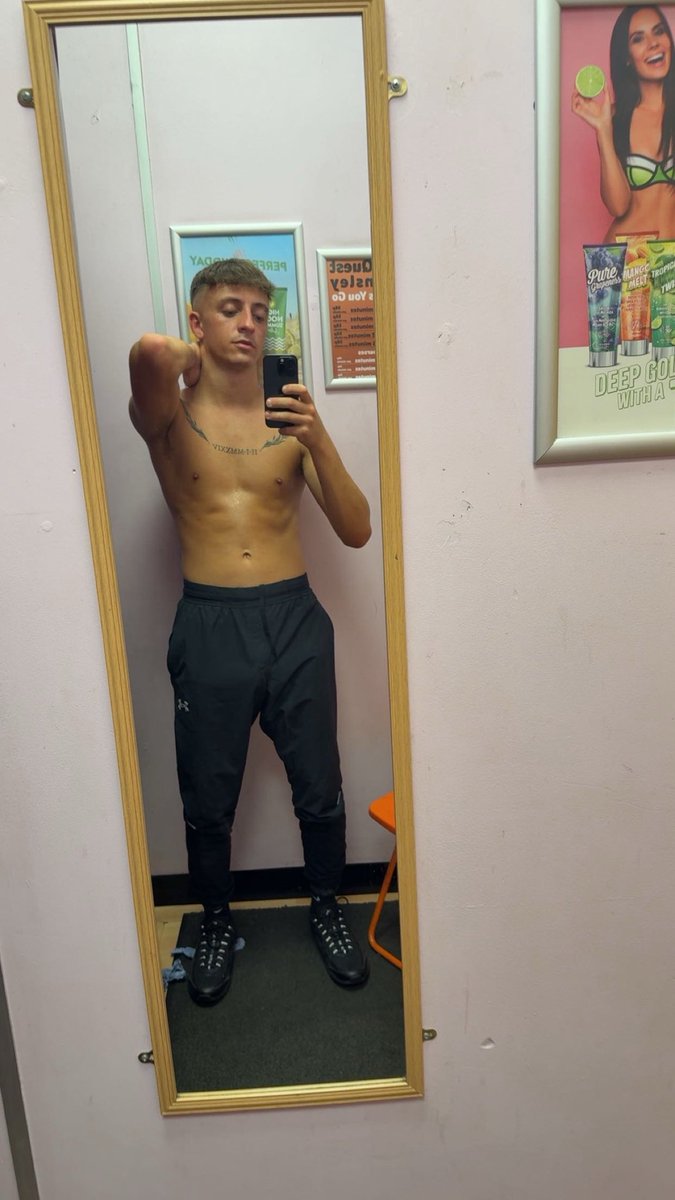 Smiling cause it’s that time of week when I remember how easy my weeks been while U work your 9-5  🤣🤣 
Fagtax Friday, Piggies get messaging me to server these sweaty feet I  know your weak and itching for them I want all your F*cking wages 🐷🐽💰 customs, Cam, calls, pp