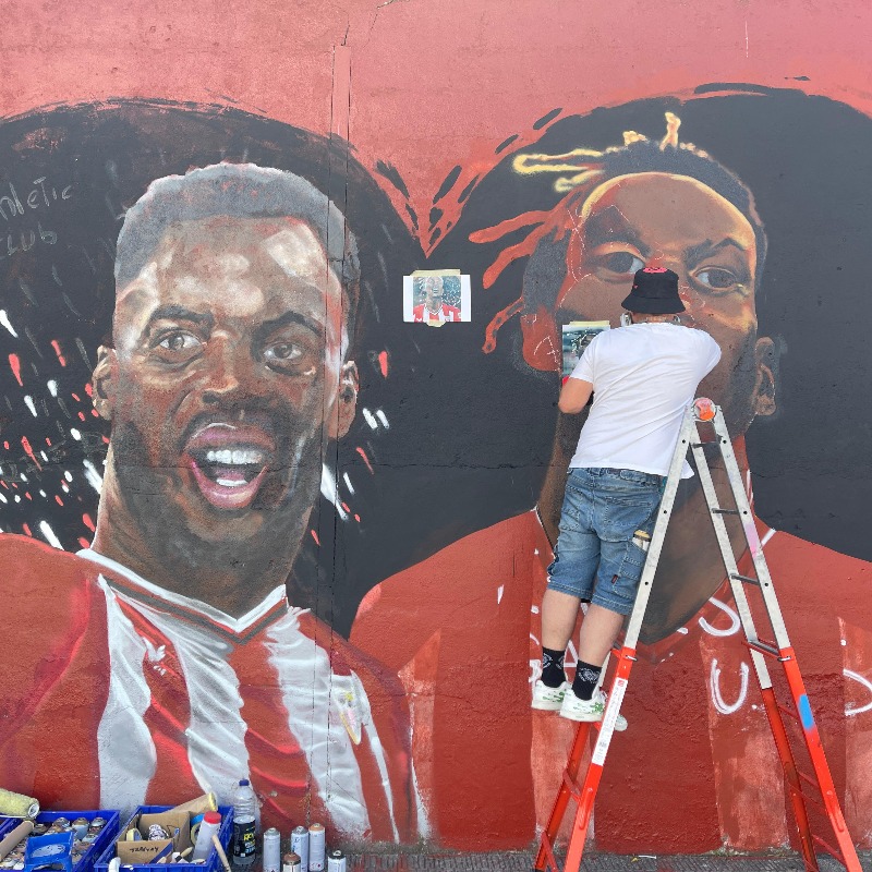 AthleticClub's tweet photo. ✊🏿 Nico Williams recupera su lugar en el mural. 

El Athletic Club colabora con el artista Carlos López en la restauración de la pintura que homenajea al equipo que conquistó el 25º título de Copa. 

#AthleticClub 🦁