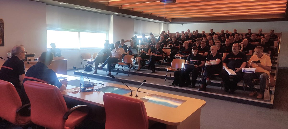 sdis84's tweet photo. #Réunion #MobilisationCollective
Tous les chefs de centre du dpt invités hier soir à l'Etat Major pr le séminaire d'été, réunion d'informations et d'échanges sur différents sujets avant la saison.
#NousSommesUnToutauServicedeTous https://t.co/IJY9cqFKBg