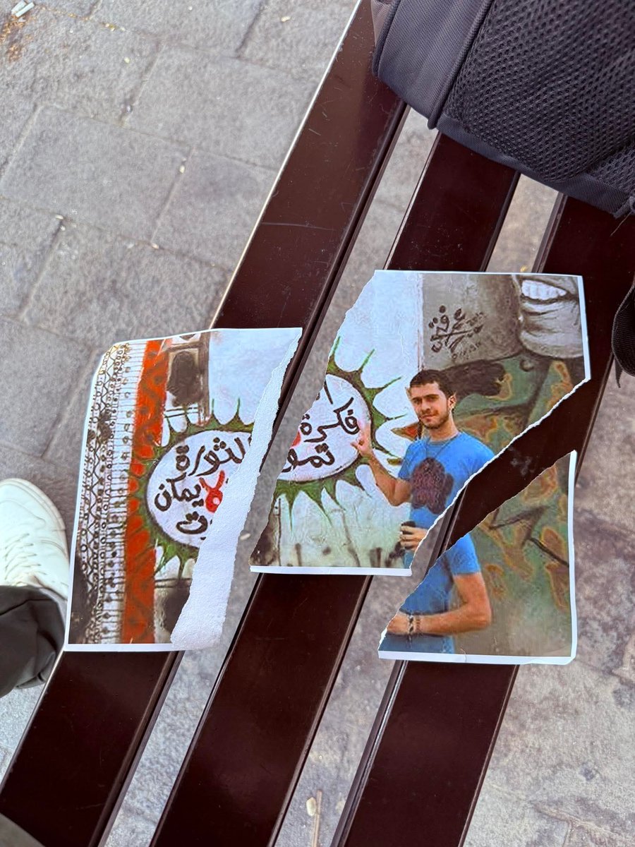 تعرض ابن عمي أسامة لموقف تشبيحي من عنصر أمن عام على حاجز الدويلعة، أسئلة عن الطائفة إن كان مسيحي أم علوي، ثم رمي حقيبته وتمزيق صورة ابن عمي محمد العمر الناشط الذي اعتقله النظام مرتين ثم اختطفه داعش حتى الآن. بكل وقاحة يقول له العنصر: لو انكن مو علوية ما بتعمل فيكن هيك داعش".