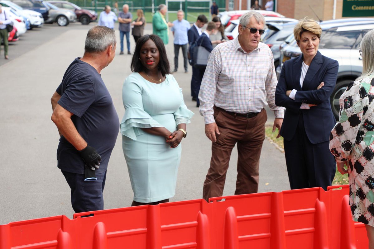 cabinetofficeuk's tweet image. We're investing almost £8 billion in flood defences over the next decade.
Yesterday Minister @abenaopp and @DefraGovUK Minister Hardy saw how we're working with communities to keep homes and businesses secure in Nottinghamshire.