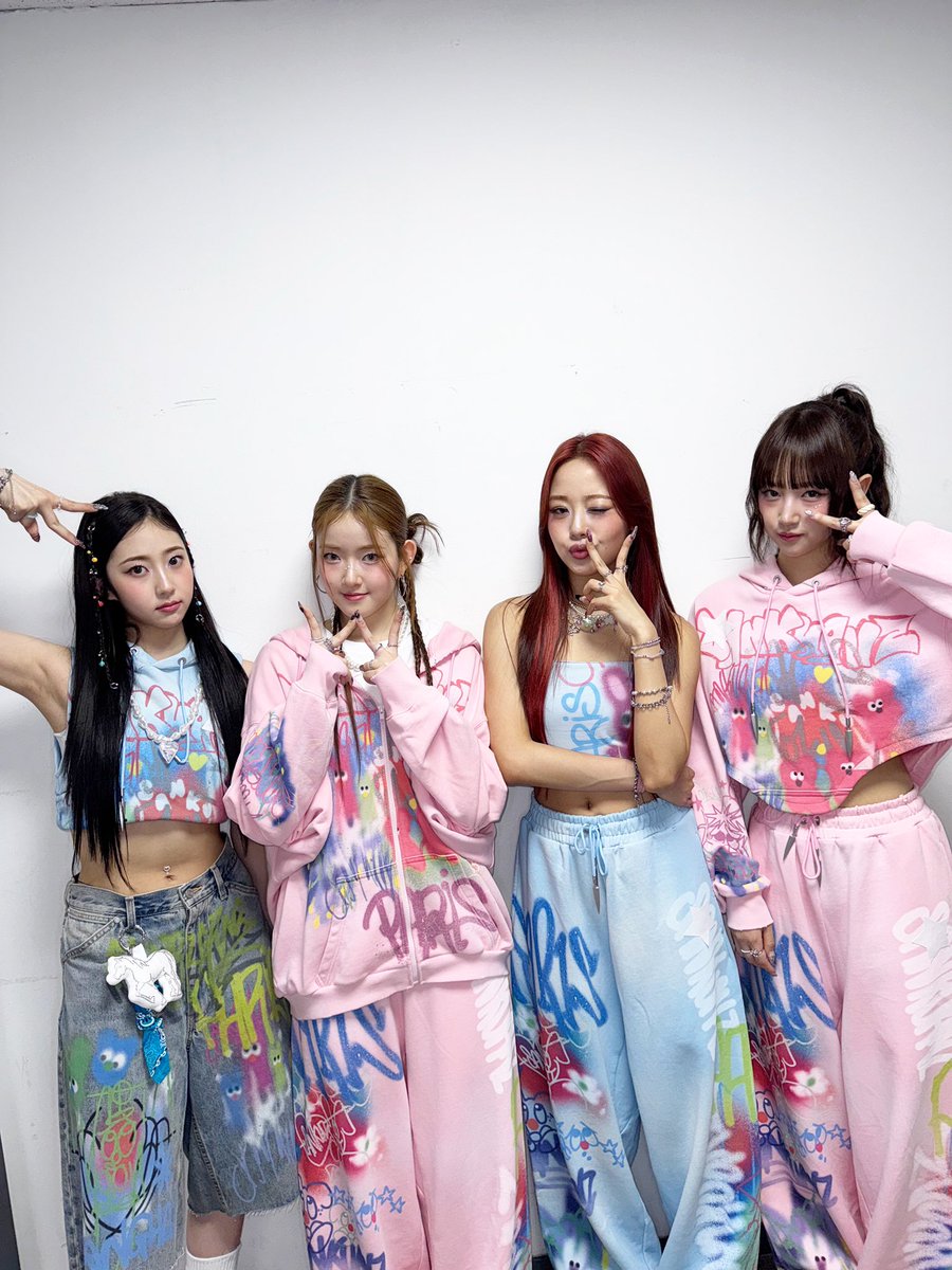 vvup_official's tweet photo. [📸] 250627 KBS2 ‘뮤직뱅크’ 완료

막방은 너무 슬프지만 ૮꒰ 𓂂o̴̶̷᷄ ·̭ o̴̶̷̥᷅𓂂 ꒱ა
오늘도 VVinie의 응원을 받아 남은 에너지 모두 발산한 Giddy Boy 무대! 함께 해주셔서 감사합니다 🍀
금방 다시 돌아올게요 VVinie 

#VVUP #비비업 #GiddyBoy
#킴 #팬 #수연 #지윤
#Kim #Paan #Suyeon #Jiyoon
#뮤직뱅크 #MusicBank