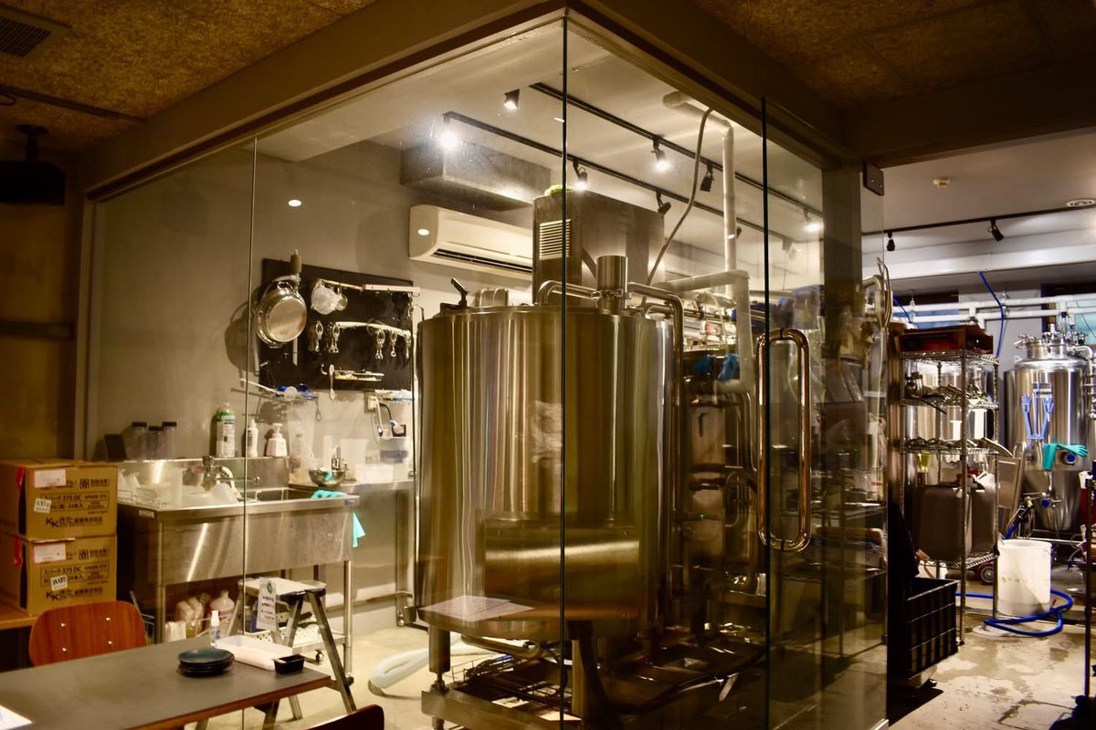 醸造所がタップルームやレストランを開店するのは珍しくないが、バーやレストランが醸造所を始めるのは少ない。私たちの最新号で報じた通り、Yellow Ape Craft（2012年創業）の店主である加藤大吉は 2022年にApe Brewingを立ち上げた。地元民にも観光客にも愛される、大阪に来たら立ち寄りたい場所だ。