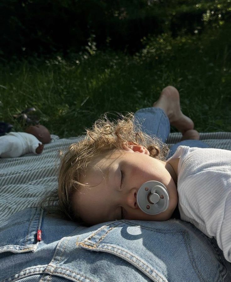 "vamos faze piquinique no fefé da manhã mamain"

Jade 5 minutos depois de ter acordado cedo e me feito fazer o café no quintal: