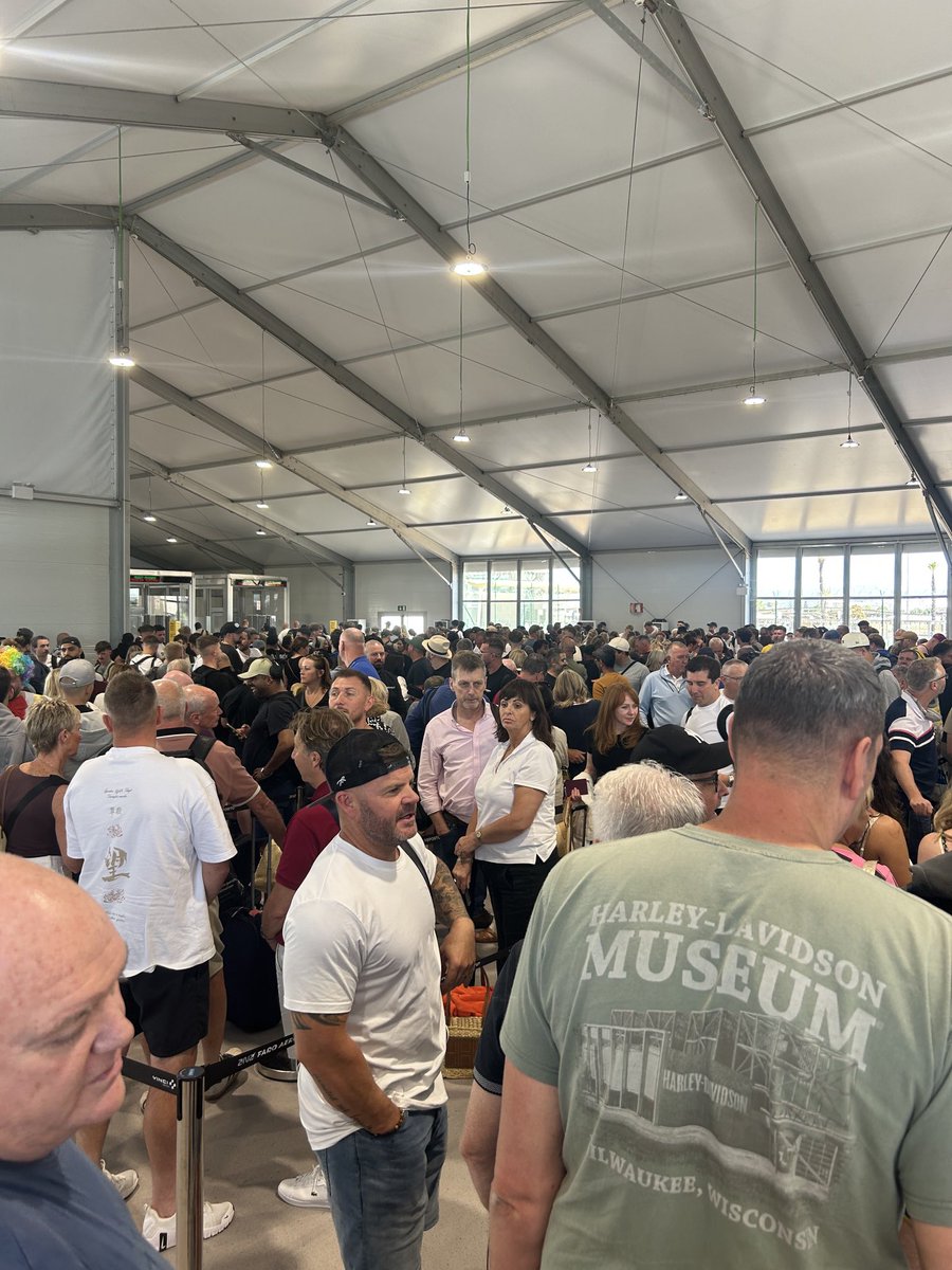 AddleseeIan's tweet image. Passport control @ Faro airport what a joke