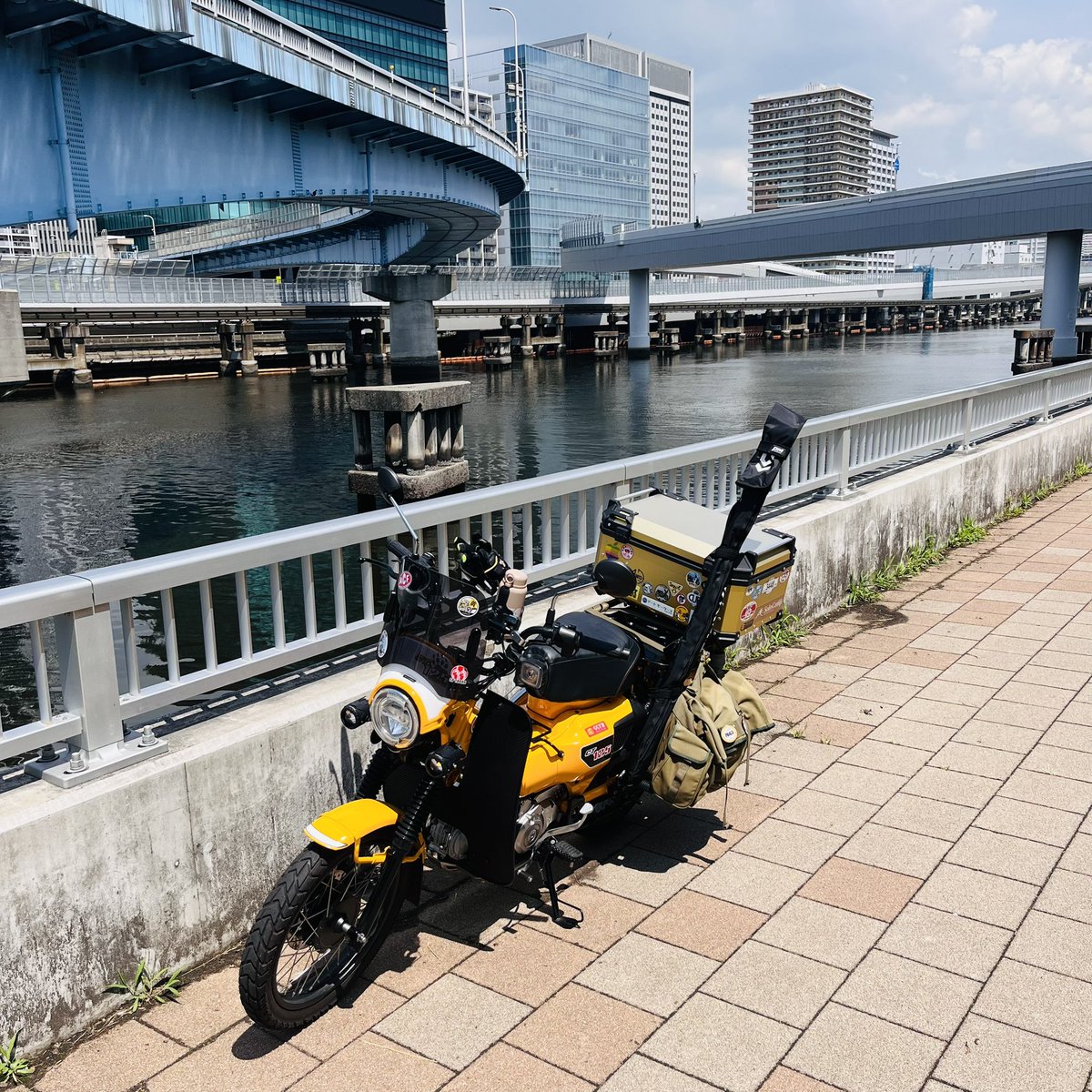 fukuda_tkc's tweet image. 【ハンターカブで釣り】昼間メチャ暑いので05:00の満潮上げ止まりから下げ始めだけ釣り/久しぶりにリョービのJTスペシャル4-4.5mで前打ちの釣り＼(^o^)／
#釣男レインボー　#黄カブ　#ハンターカブ　#ct125 #カブで釣り　#ヘチ釣り　#クロダイ　#東京湾奥　#RYOBI