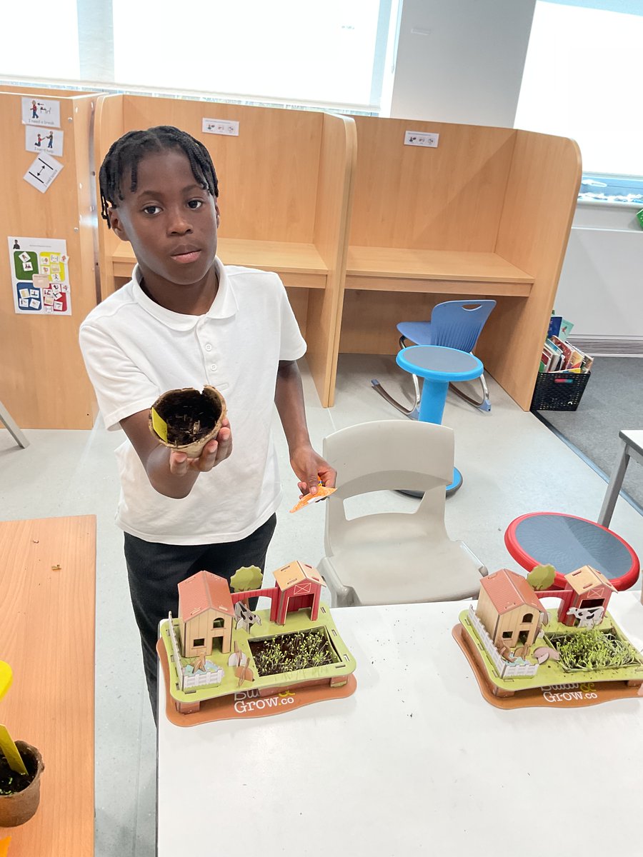 Orchards_School's tweet image. Woodland 5 have been learning all about what plants need to grow healthily. As part of their investigation, they worked hard growing cress seeds, discovering the importance of soil, water, and light. Great scientific thinking! 👏🌞💧@BrightFuturesET

#Woodland5 #ScienceLearning