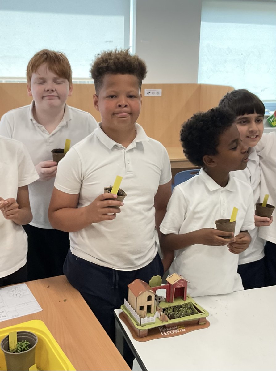 Orchards_School's tweet image. Woodland 5 have been learning all about what plants need to grow healthily. As part of their investigation, they worked hard growing cress seeds, discovering the importance of soil, water, and light. Great scientific thinking! 👏🌞💧@BrightFuturesET

#Woodland5 #ScienceLearning