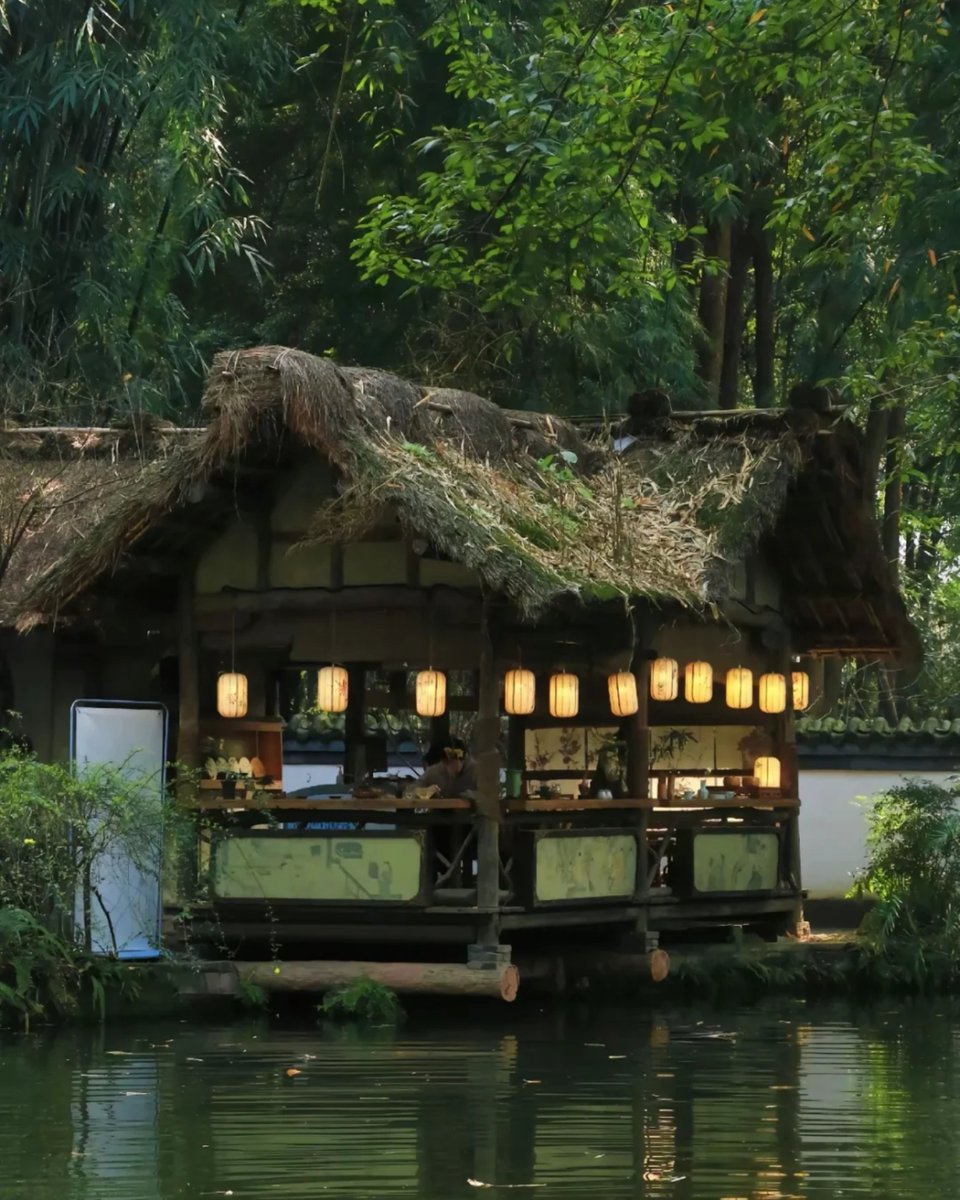 Amazingsichuan's tweet photo. Du Fu Thatched Cottage is the former residence of the famous Tang dynasty poet #DuFu during his stay in Chengdu. Here, you can visit the thatched cottage where Du Fu once lived, learn about his life, and appreciate his poetry that has been passed down through generations. https://t.co/1x6SsxjIWV