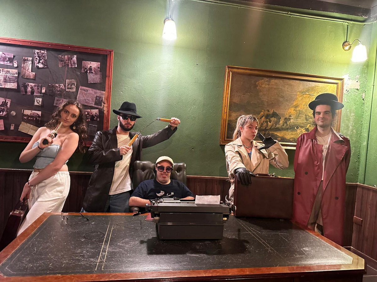 🕵️‍♀️ De quina pel·lícula han sortit? 🔐 Un escape room, disfresses i molt de bon rotllo! Divendres passat, el grup d'Habitat Teodora va posar a prova l’enginy i el treball en equip en una tarda d’oci ben diferent… i molt divertida! 😄