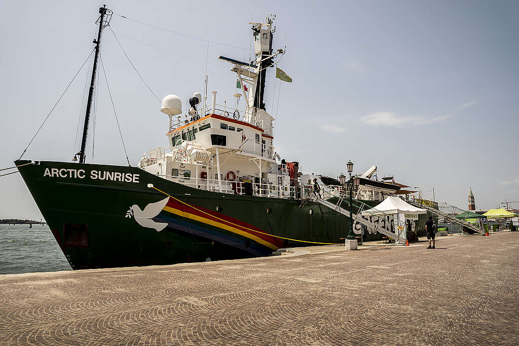 Cosa è appena successo 💚

La nave Arctic Sunrise di Greenpeace ha fatto tappa in Italia, durante il suo tour europeo #StopFossilGas di denuncia e sensibilizzazione nel Mediterraneo. Per due giorni, a Venezia, ha accolto tantissime persone, movimenti e associazioni.

Grazie