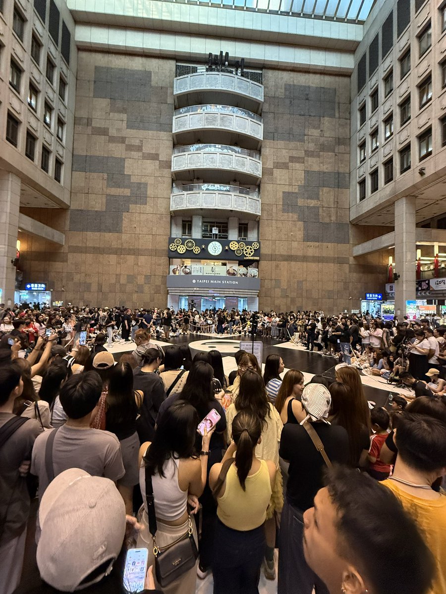 dominicprg's tweet photo. Update: 5:57 PM 

📍Taipei Main Station 

SB19 TAKES TAIPEI STATION 
@SB19Official 
#SB19 #SB19MissionTAIWAN https://t.co/Ip4mZxS9w3