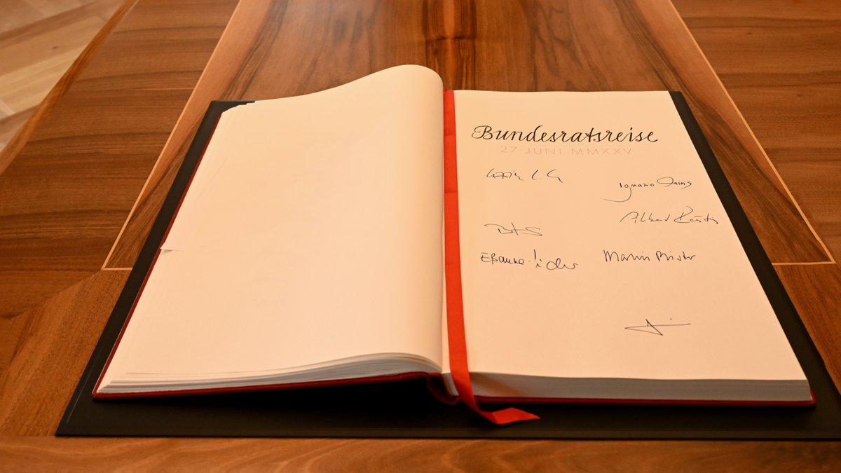 BR_Sprecher's tweet photo. #ExcursionCF Manuscrits de musique du 10e siècle et réplique du globe du moine saint-gallois Notker : au 2e jour de son excursion, le Conseil fédéral a visité la Bibliothèque de l’abbaye de Saint-Gall et admiré certains de ses joyaux. #BRAusflug #GitaCF https://t.co/OV6cBk3NpP