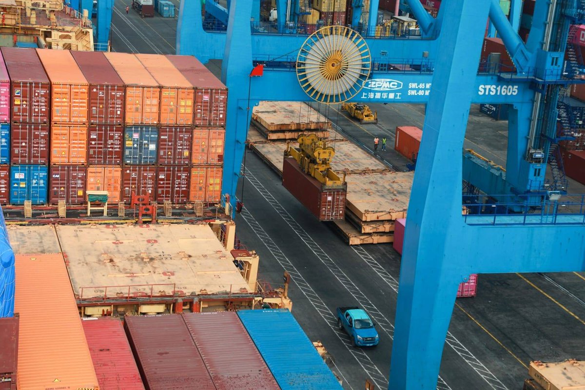 Kenya_Ports's tweet photo. Our vessel of the week is MV JOLLY BIANCO a container ship currently docked at berth 17 at the Port of Mombasa.
She is discharging 812 containers and loading 448 containers.
#vesseloftheweek
#portoperations https://t.co/yq1FsD3YQg
