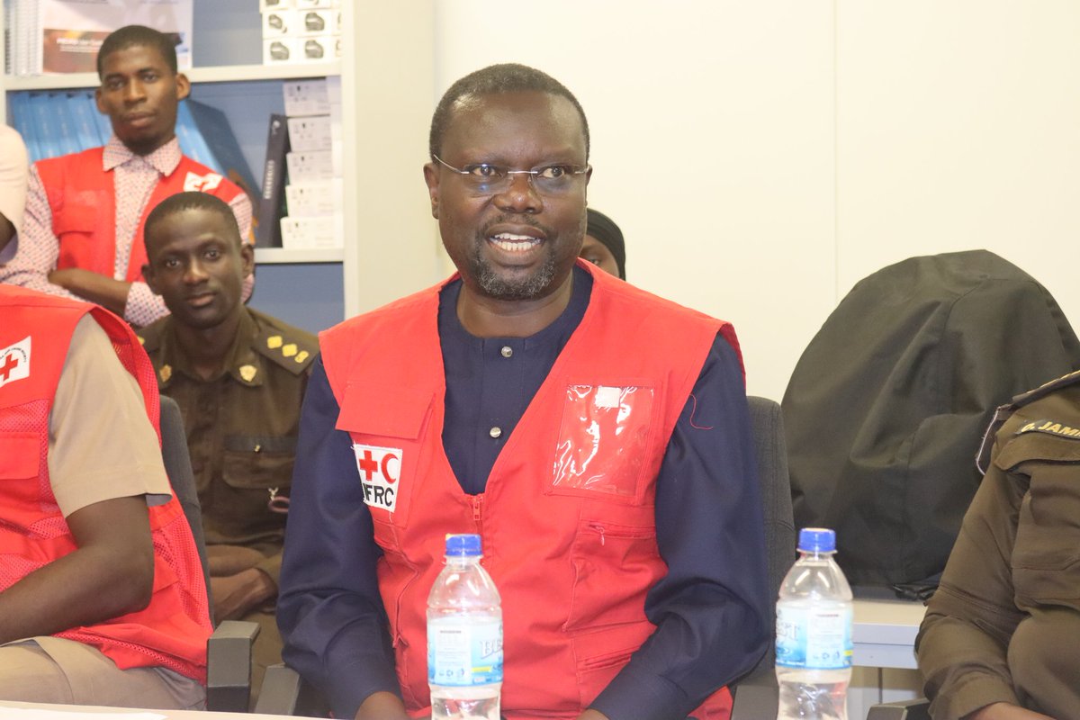 GambiaRedCross's tweet photo. The Regional Director of @IFRCAfrica visited the GID Tanji Reception Center, where migrants intercepted along the coast are sheltered.

Together with @CruzRojaEsp, @GambiaRedCross supports migrants with:
✅ Shelter
✅ Hot meals
✅ Psychosocial support
✅ Restoring Family Links https://t.co/bFWAuN0pDg