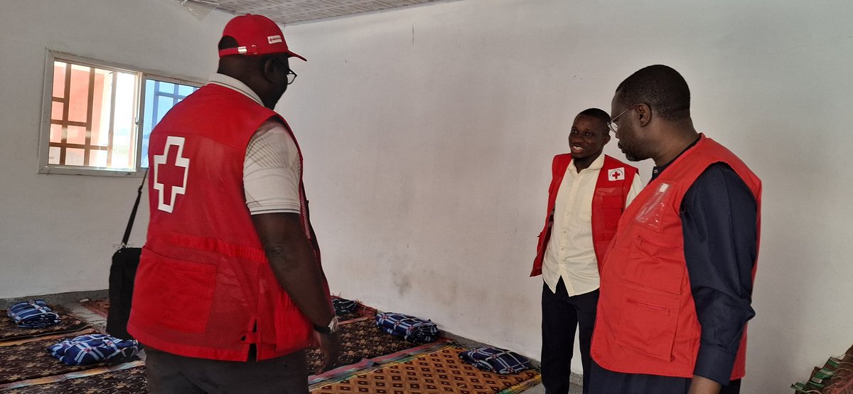 GambiaRedCross's tweet photo. The Regional Director of @IFRCAfrica visited the GID Tanji Reception Center, where migrants intercepted along the coast are sheltered.

Together with @CruzRojaEsp, @GambiaRedCross supports migrants with:
✅ Shelter
✅ Hot meals
✅ Psychosocial support
✅ Restoring Family Links https://t.co/bFWAuN0pDg