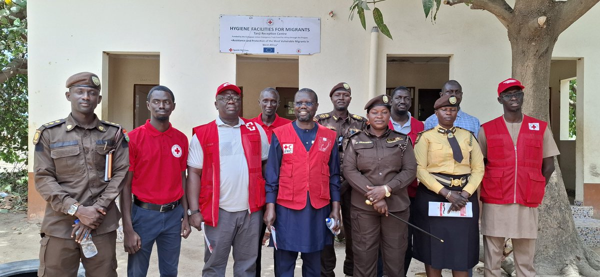 GambiaRedCross's tweet photo. The Regional Director of @IFRCAfrica visited the GID Tanji Reception Center, where migrants intercepted along the coast are sheltered.

Together with @CruzRojaEsp, @GambiaRedCross supports migrants with:
✅ Shelter
✅ Hot meals
✅ Psychosocial support
✅ Restoring Family Links https://t.co/bFWAuN0pDg
