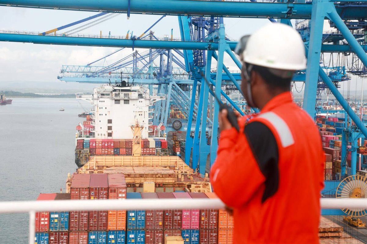 Kenya_Ports's tweet photo. Our vessel of the week is MV JOLLY BIANCO a container ship currently docked at berth 17 at the Port of Mombasa.
She is discharging 812 containers and loading 448 containers.
#vesseloftheweek
#portoperations https://t.co/yq1FsD3YQg