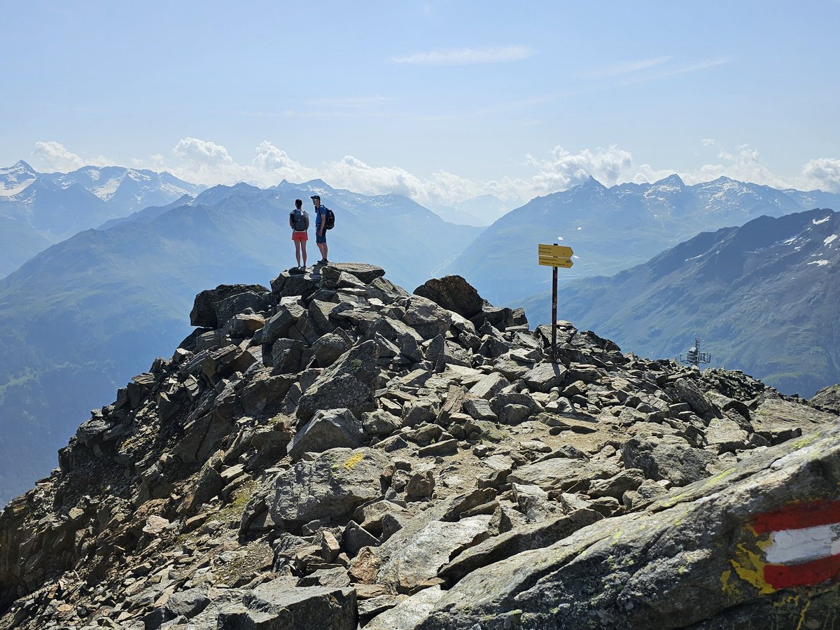 Impressive lack of snow at high altitude in the Alps compared with last year! 🔥❄️

The summit of #Gaislachkogel (3020m, Sölden #ÖtztalAlps) exactly one year ago (left) and yesterday! 😲

Pic by <a href="/wetterkoess/">Markus Köss</a> 🙏