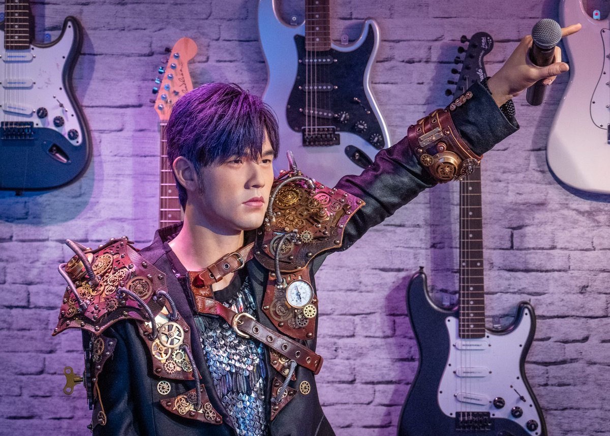 周杰倫香港演唱會今天開 show🎤！
#香港杜莎夫人蠟像館 的 #周杰倫 蠟像也已經換上全新造型✨ 
📸快來打卡吧！
Jay Chou’s Hong Kong concert STARTS TODAY 🎤
And his wax figure at #MadameTussaudsHongKong just got a total glow-up! ✨ 
📸 Come by and check it out!