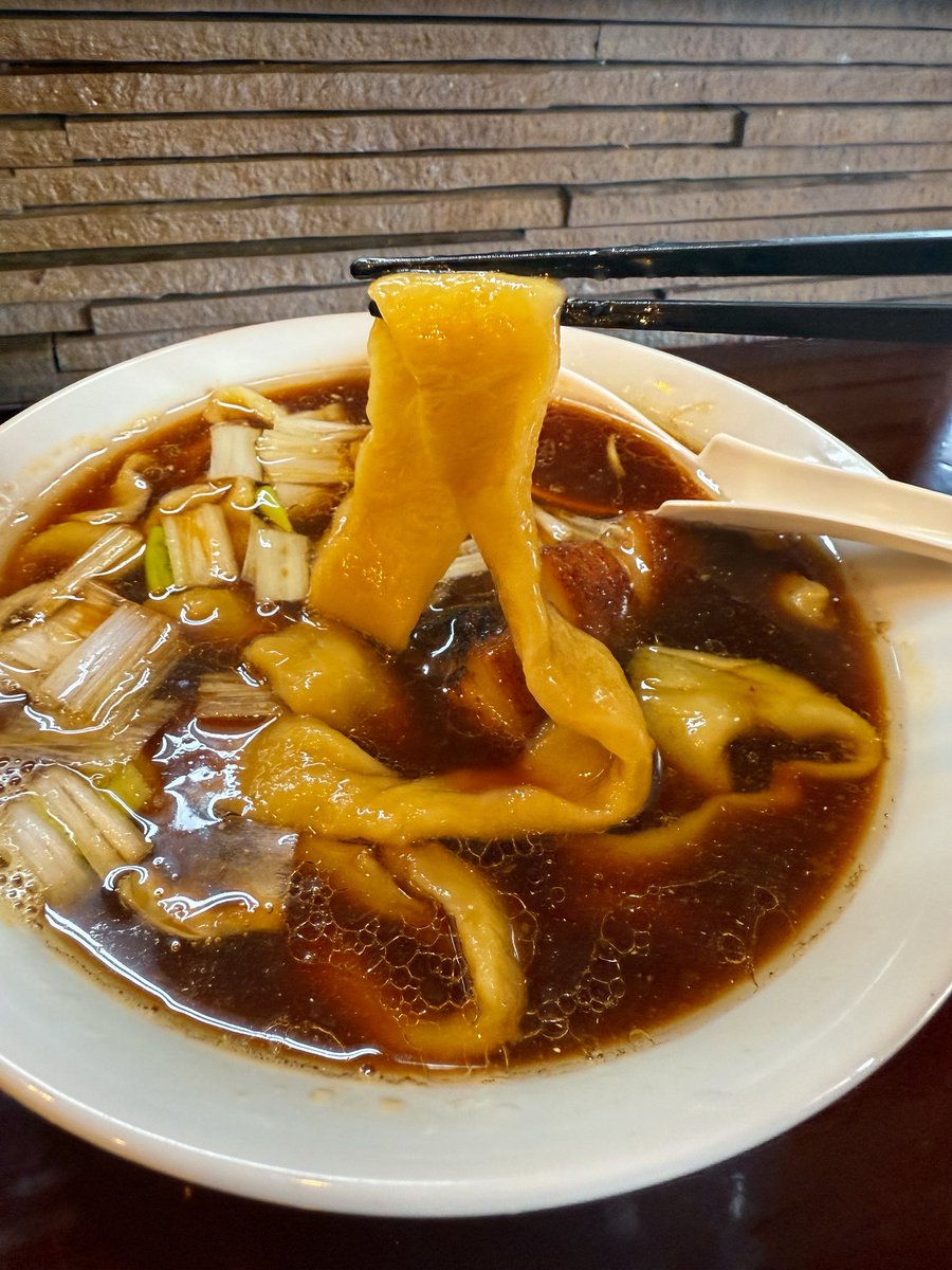 手打ち 陰日向（分倍河原）: ラーメン。約1年ぶり！気のせいか、以前より麺が細くなったような…（それでも太い！）生姜スープが美味しすぎて完飲しました！控えてるのに！でも大満足！私の経験値が上がったからか、更に美味しくなったのか、いずれにせよ印象は爆上がりで美味しかったです！！！