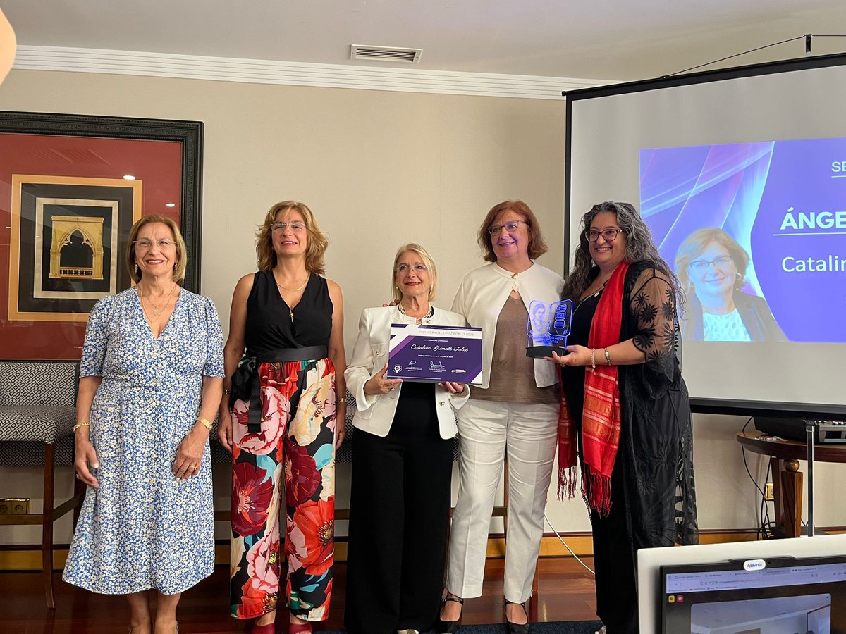 KarinagibertK's tweet photo. Feliz de estar en Santiago con las nietas de Angela Ruiz Robles en la II jornada nacional de @MujeresEnII
#MeII del @cciinfor entregando el Premio Angela Ruiz Robles 2025 a la trayectoria en ingeniera informática @cgrimalt Catalina Grimalt @PortdeBarcelona
Felicidades! https://t.co/2vMVT6ej6I