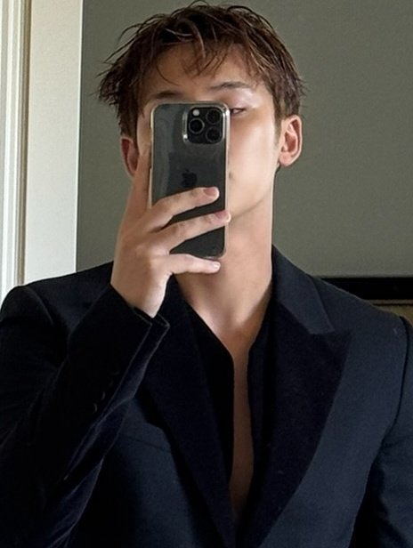 cvntres's tweet photo. i need to kiss every inch of his tan skin https://t.co/V492mmgeJg