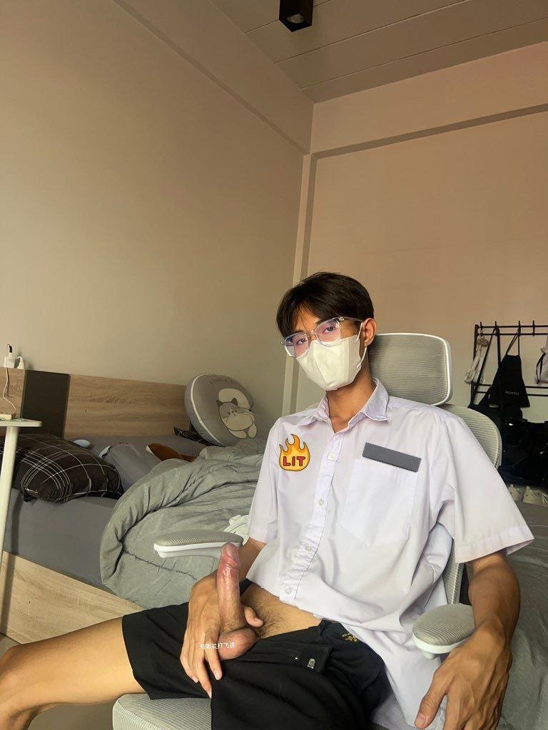 弟弟第一次玩，戴口罩发私照应该没人能认出来吧，是个普通人，社恐，有叔叔喜欢的嘛，暑假一个人住，gay可以来找我一起玩，喜欢磨枪做爱69，想认识和找我玩的主动私信☺️☺️