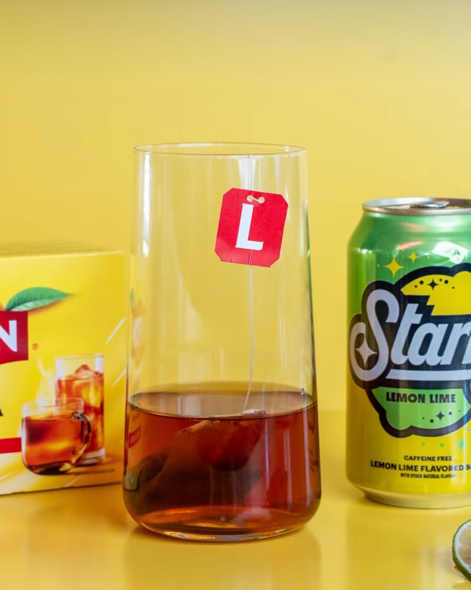 ليبتون شاي ليبتون .. 

وشعار وهوية مطورة جديدة بالكامل .. 

- حروف كابيتال 
- اضافة نبتة ورقة الشاي للشعار
- اضافة تاريخ التأسيس 
- لون أحمر أفتح من السابق 
- تدريج لوني أصفر اغمق
- تغيير تاق أكياس الشاي إلى لون أحمر وحرف L