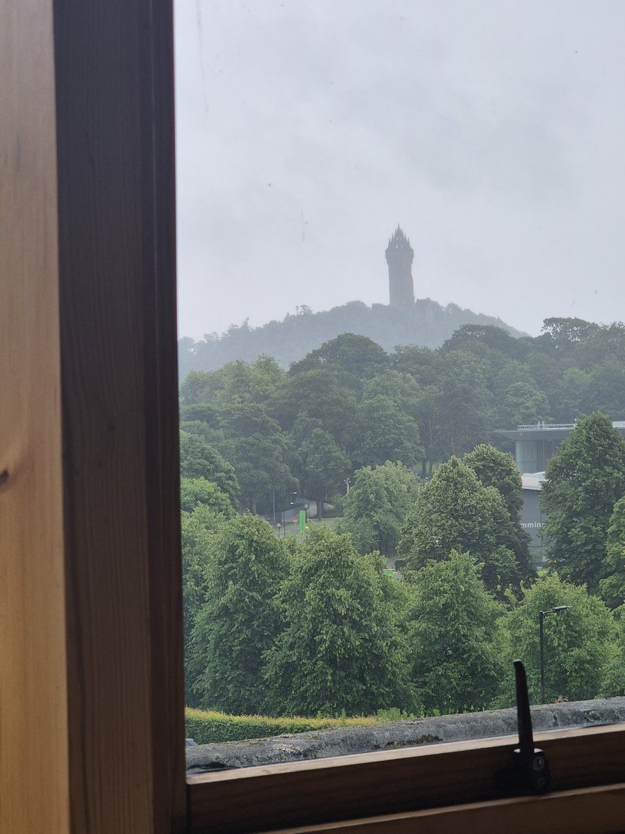 No tengo claro si me vigila el monumento a William Wallace o el ojo de Sauron