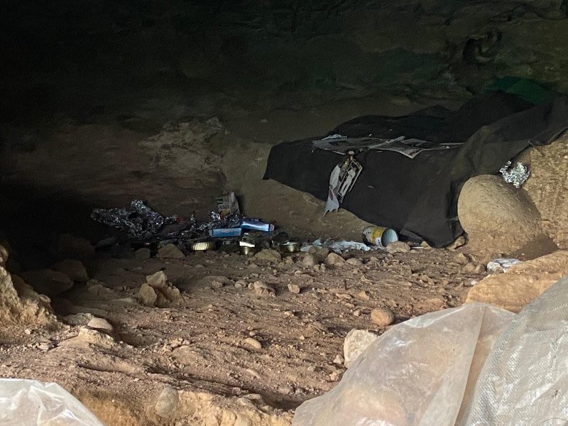 El yacimiento arqueológico que hace tan solo unas semanas anunciaba el hallazgo de la que es considerada la huella dactilar humana más antigua de la historia, el Abrigo de San Lázaro en Segovia, ha sido vandalizado con una hoguera en su interior.