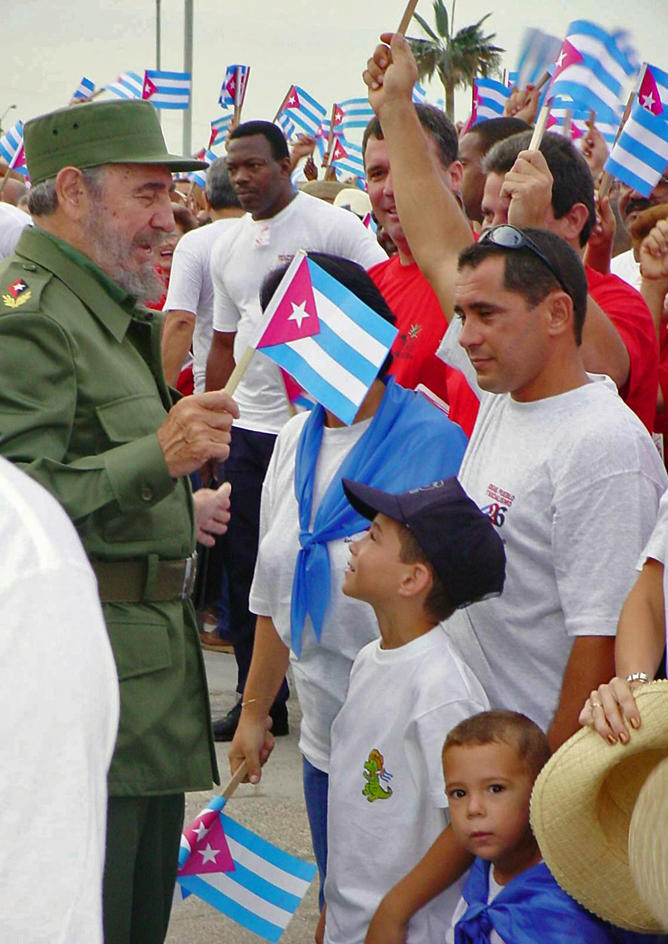 #Fidel en Ciego, el 26 de julio de 2002, intercambia con Elián. Así era con todos... #FidelPorSiempre