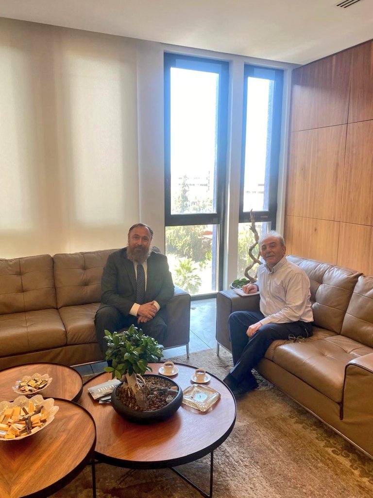 Tuve el placer de reunirme con el alcalde de Biblos, Dr. Joseph Chami. Encuentro muy productivo en el que conversamos sobre posibles áreas de cooperación y el fortalecimiento de las relaciones bilaterales a nivel local. 
🇲🇽 🇱🇧