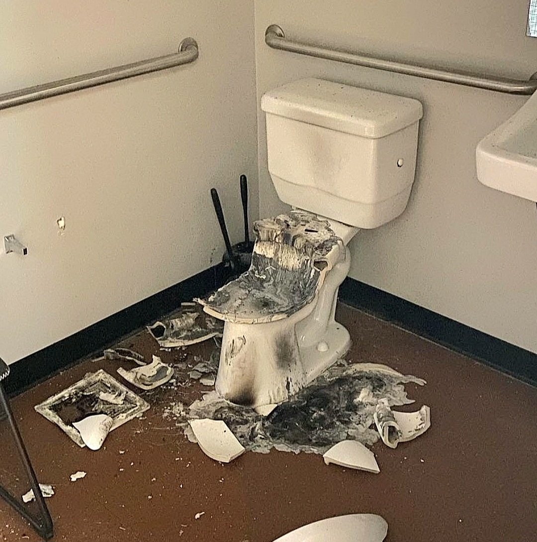 Неделю назад я пообещал жене починить туалет.
Наверное, не лучшая была идея — вместо этого всю неделю мастерить огнемёт из подручных средств.
Зато, чёрт побери, как же это было весело.