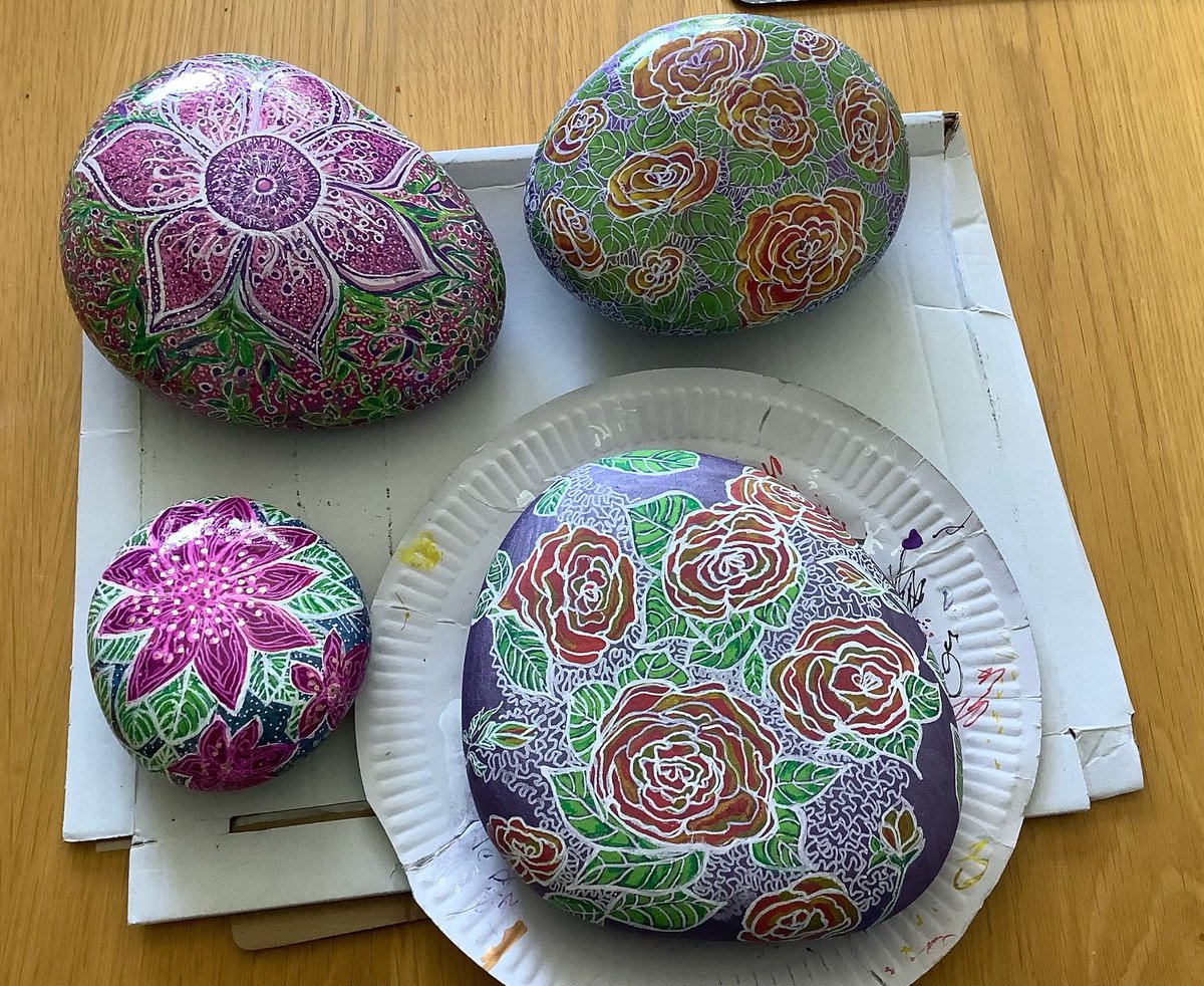 Playing with rocks and paints 🎨🧑🏻‍🎨#paintedrocks#stressrelief#fun