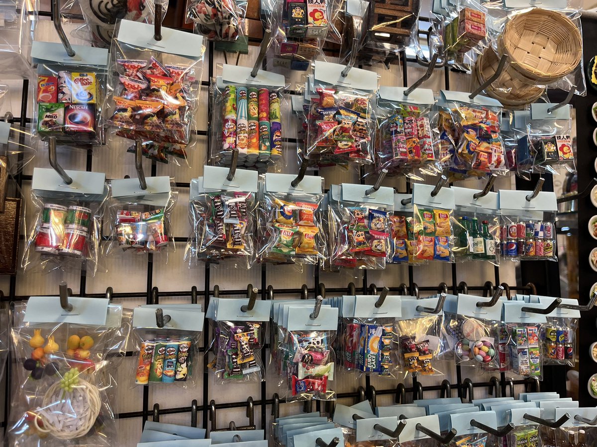 MiyaLifeDiary's tweet photo. チャトチャックに行ったら毎回寄るミニチュア屋さん
行くたびにいつもどこだっけ？となるので備忘録️📝
①Sec22 Soi4/1端っこのお店
ここで買うといつもお花のモチーフの付いた巾着に入れてくれてそこも好き🌸 https://t.co/LLbNLGagHG