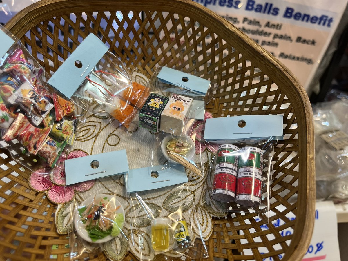 MiyaLifeDiary's tweet photo. チャトチャックに行ったら毎回寄るミニチュア屋さん
行くたびにいつもどこだっけ？となるので備忘録️📝
①Sec22 Soi4/1端っこのお店
ここで買うといつもお花のモチーフの付いた巾着に入れてくれてそこも好き🌸 https://t.co/LLbNLGagHG